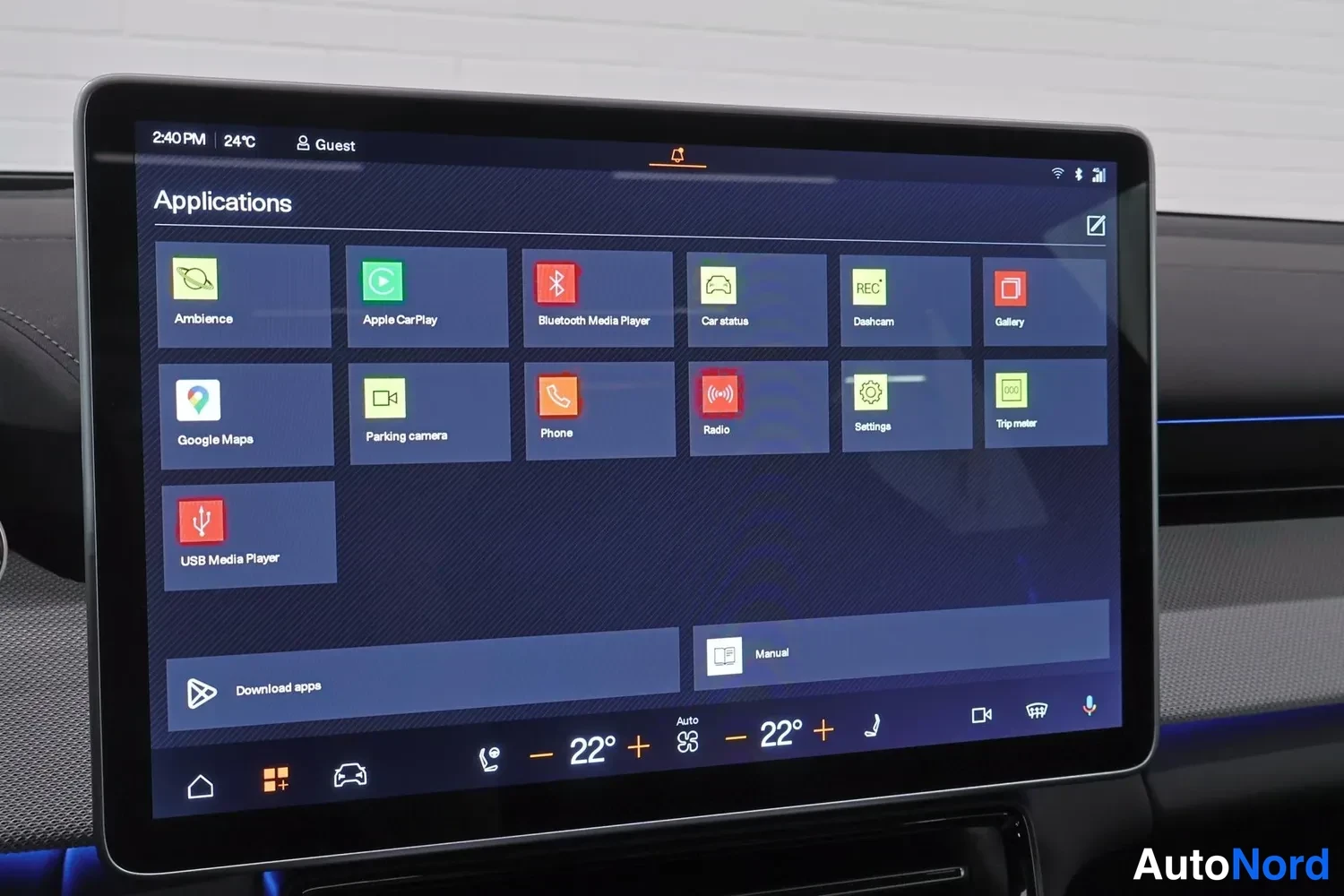 Muu: Infotainment-näytön Applications-valikko, jossa mm. Apple CarPlay, Bluetooth Media Player, dashcam, Google Maps, parkointikamerat ja radio.