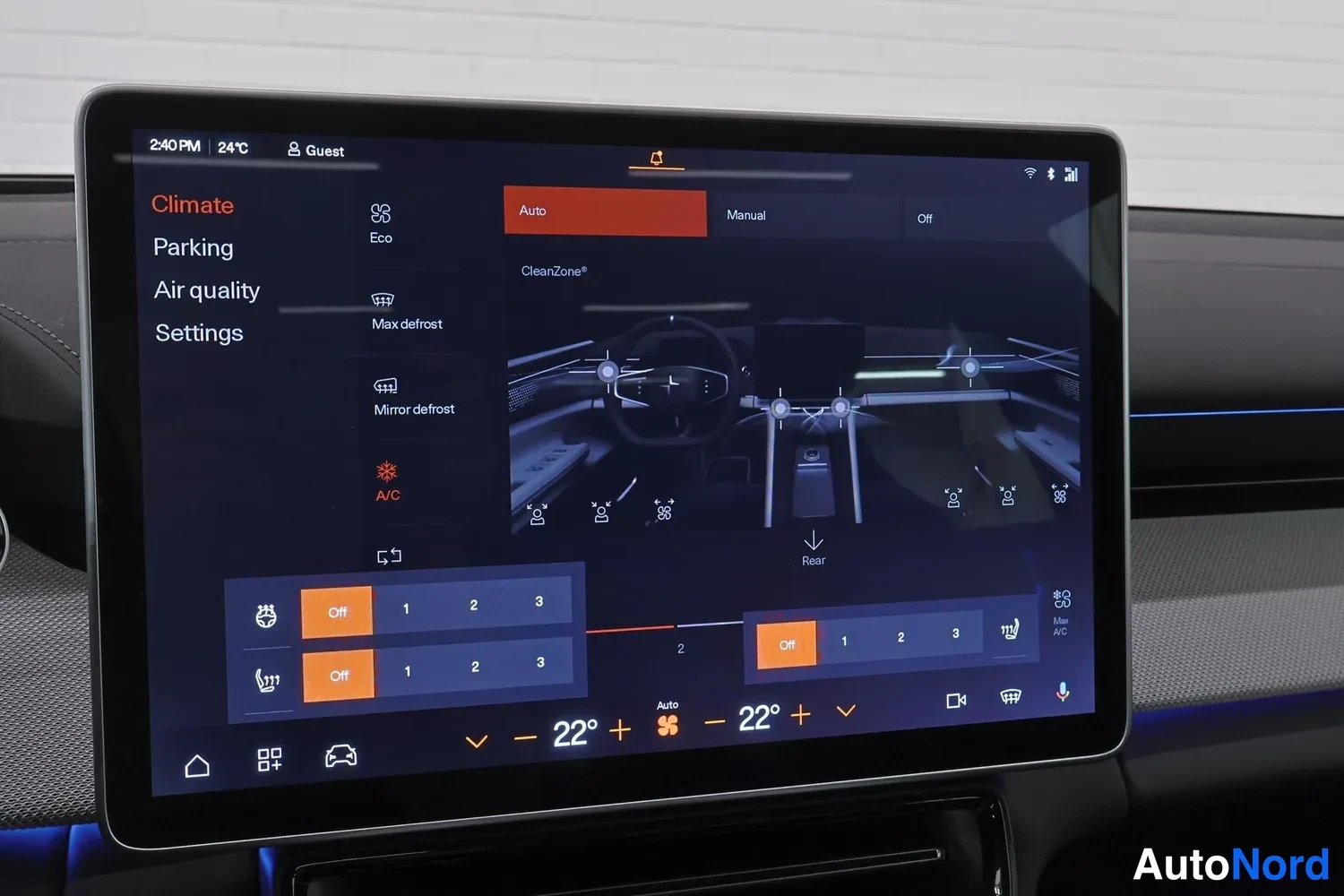 Muu: Infotainment-näytön ilmastointiasetukset: Auto-tila, CleanZone, Max defrost, Mirror defrost ja lämpötila 22 astetta.