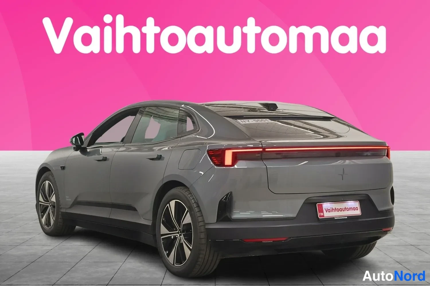 Takaviisto: Polestar 4 takaviistossa oikealle, harmaa
