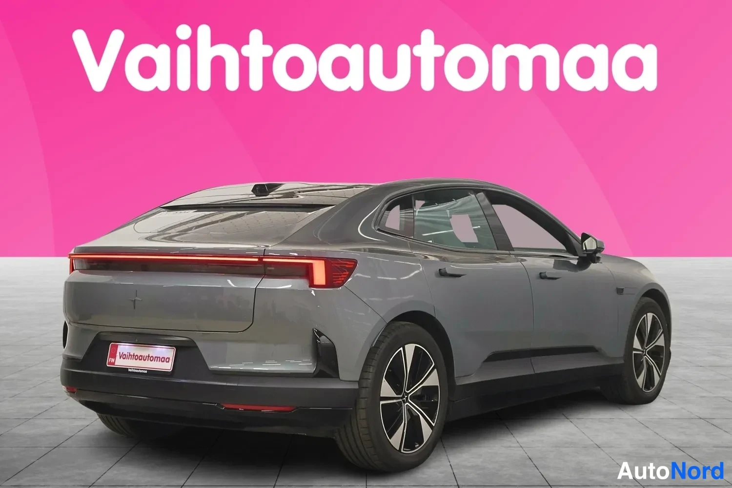 Takaviisto: Auton takakulma vasemmalta: tummanharmaa Polestar 4, vaaleat istuimet näkyvät ikkunoiden läpi.