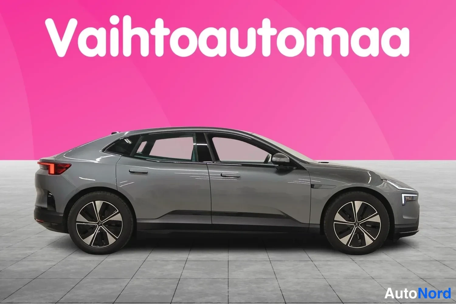 Sivulta: Auton sivukuva vasemmalta: tummanharmaa Polestar 4-styling, hopeavanteet, vaalea sisusta ikkunoiden läpi.