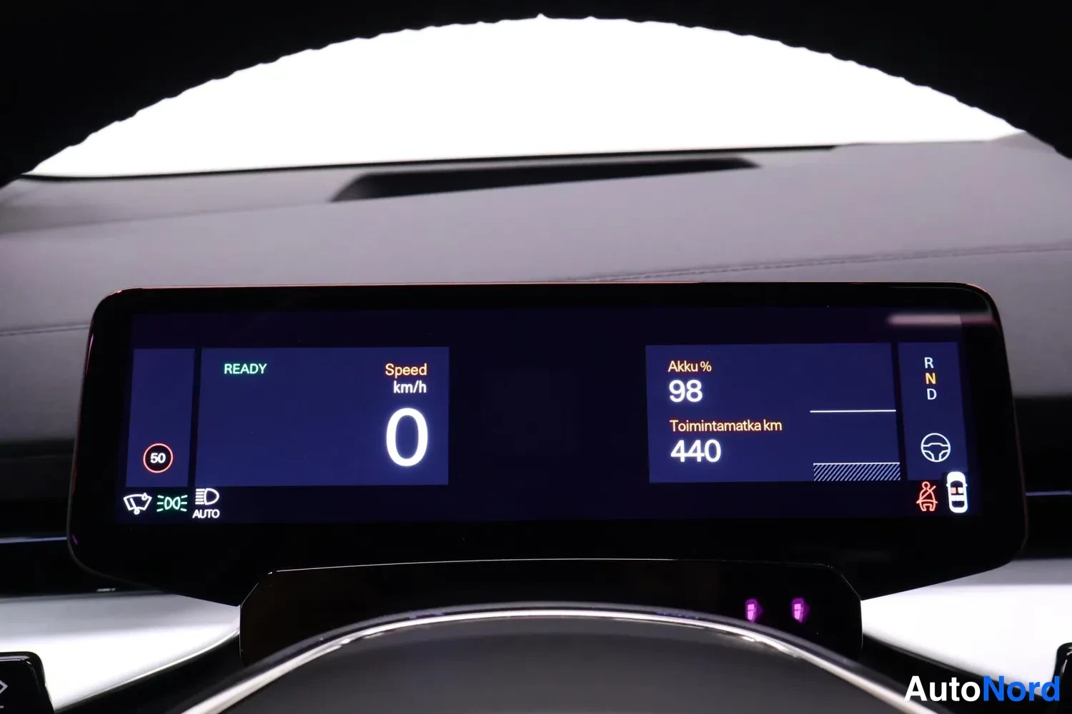 Muu: Digitaalinen mittarinäyttö ohjauspyörän takana: READY-merkki, nopeus 0 km/h, akun varaus 98 %, toimintamatka 440 km ja R-N-D-vaihdevalinnat.