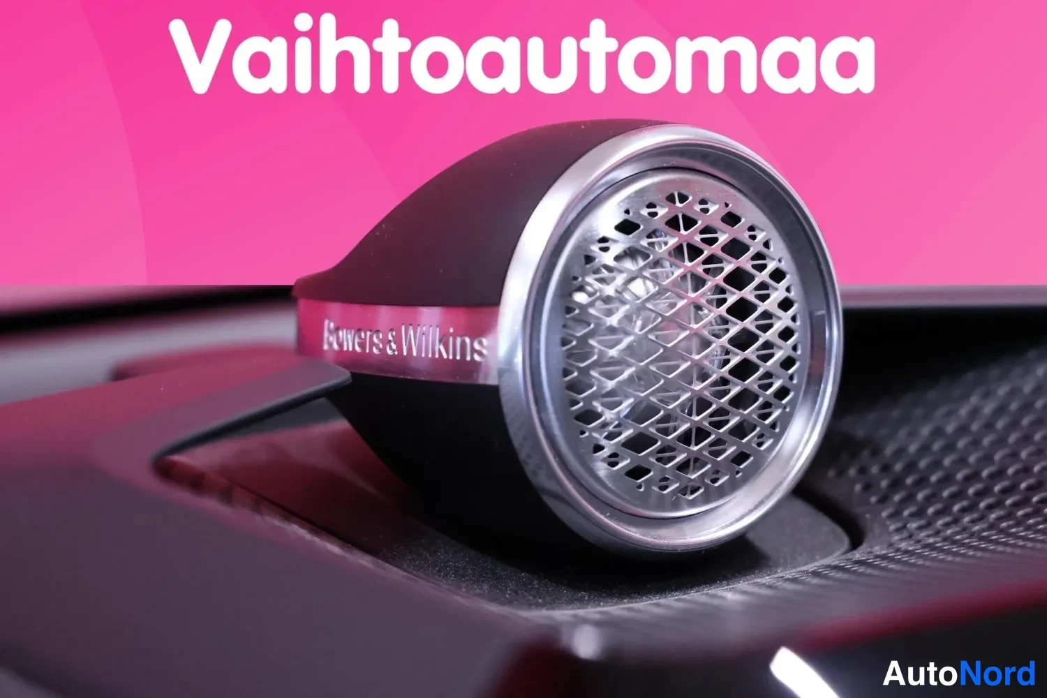Muu: Bowers & Wilkins -korkeakaiutin kojelaudassa, ylhäällä Vahtoautomaan logo.