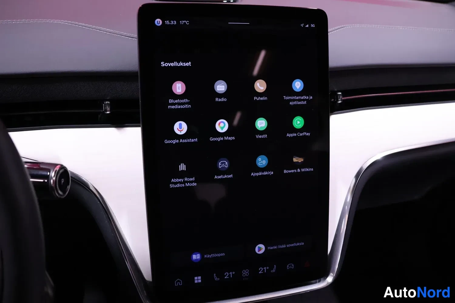 Sivulta: Auton infotainment-näyttö näyttää sovellusvalikon sovelluksilla kuten Google Maps, Apple CarPlay ja Bowers & Wilkins.