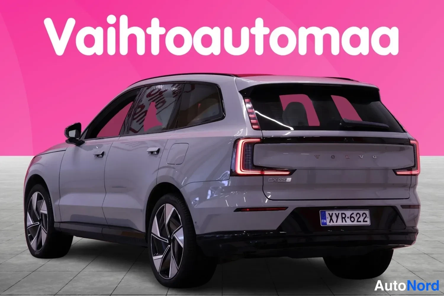 Takaviisto: Auton takanurkka ja vasen sivu; harmaa SUV, Volvo-merkintä takaluukussa, rekisteritunnus, vaaleat vanteet.