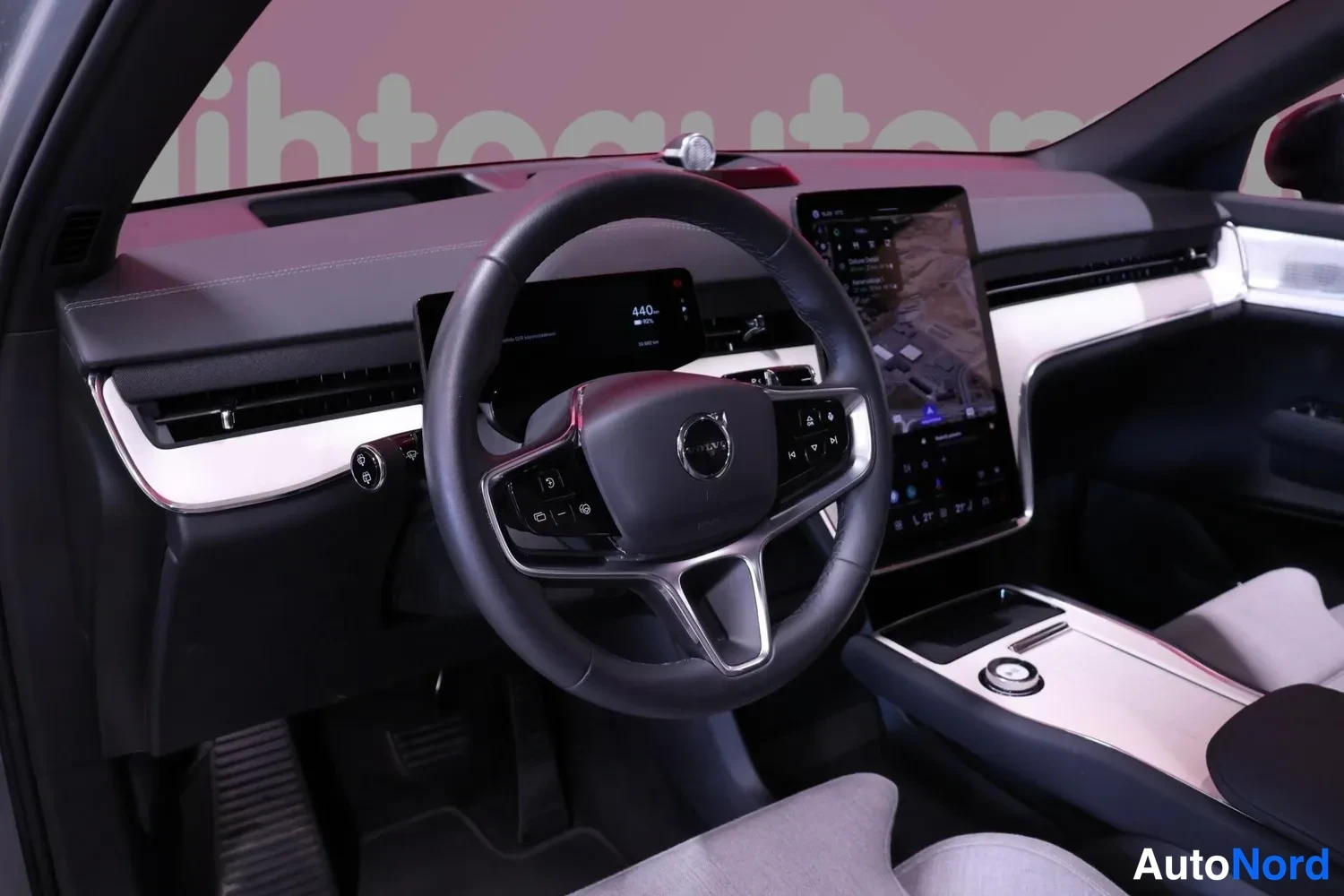 Muu: Volvo-ohjauspyörä, vaakasuora mittarinäyttö, keskikonsolin suuri pystynäyttö ja vaaleat koriste­pinnat