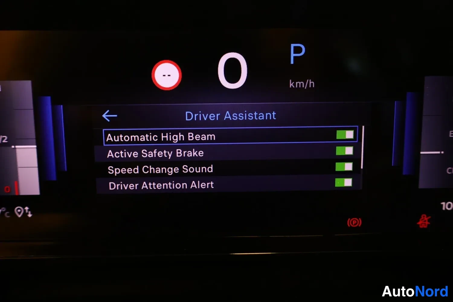 Muu: Mittariston näyttö: Driver Assistant -valikko, jossa päällä Automatic High Beam, Active Safety Brake, Speed Change Sound ja Driver Attention Alert.