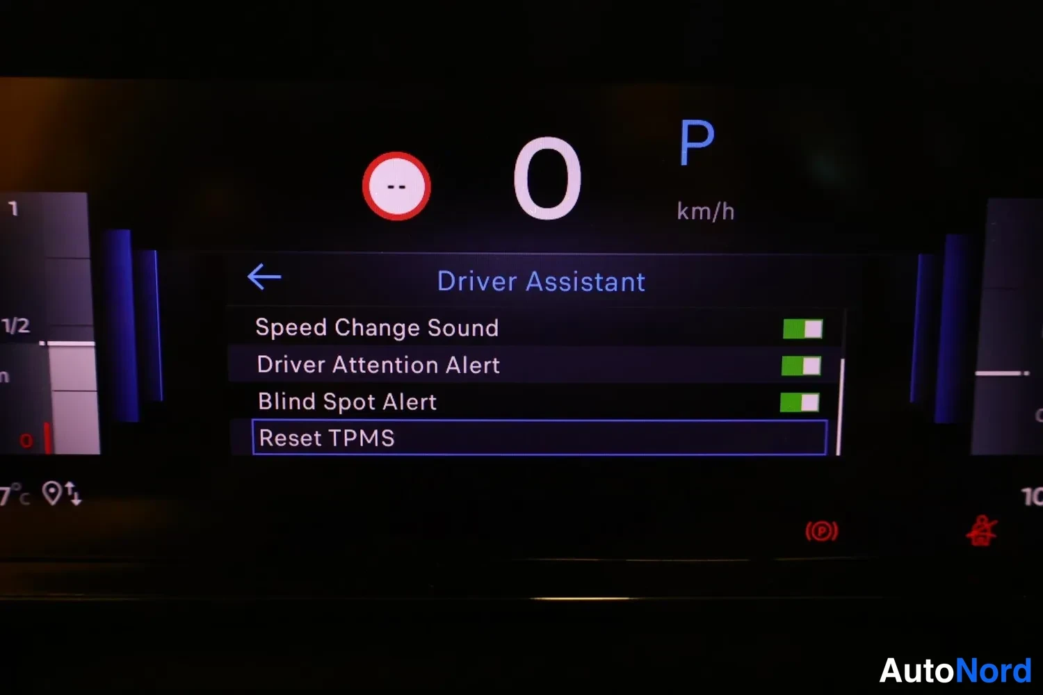Muu: Kojelaudan näyttö, Driver Assistant -valikko, jossa asetukset Speed Change Sound, Driver Attention Alert, Blind Spot Alert ja Reset TPMS, nopeus 0 km/h ja P-mer