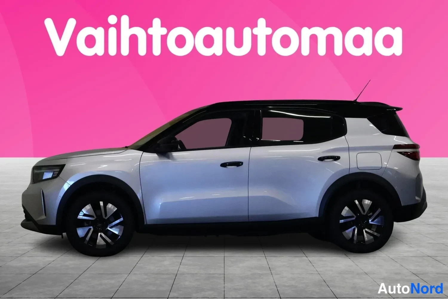 Sivulta: Opel Frontera sivusta, hopeanvärinen korimusta katto ja kaiuttaskut, mustat pyöränkotelot.
