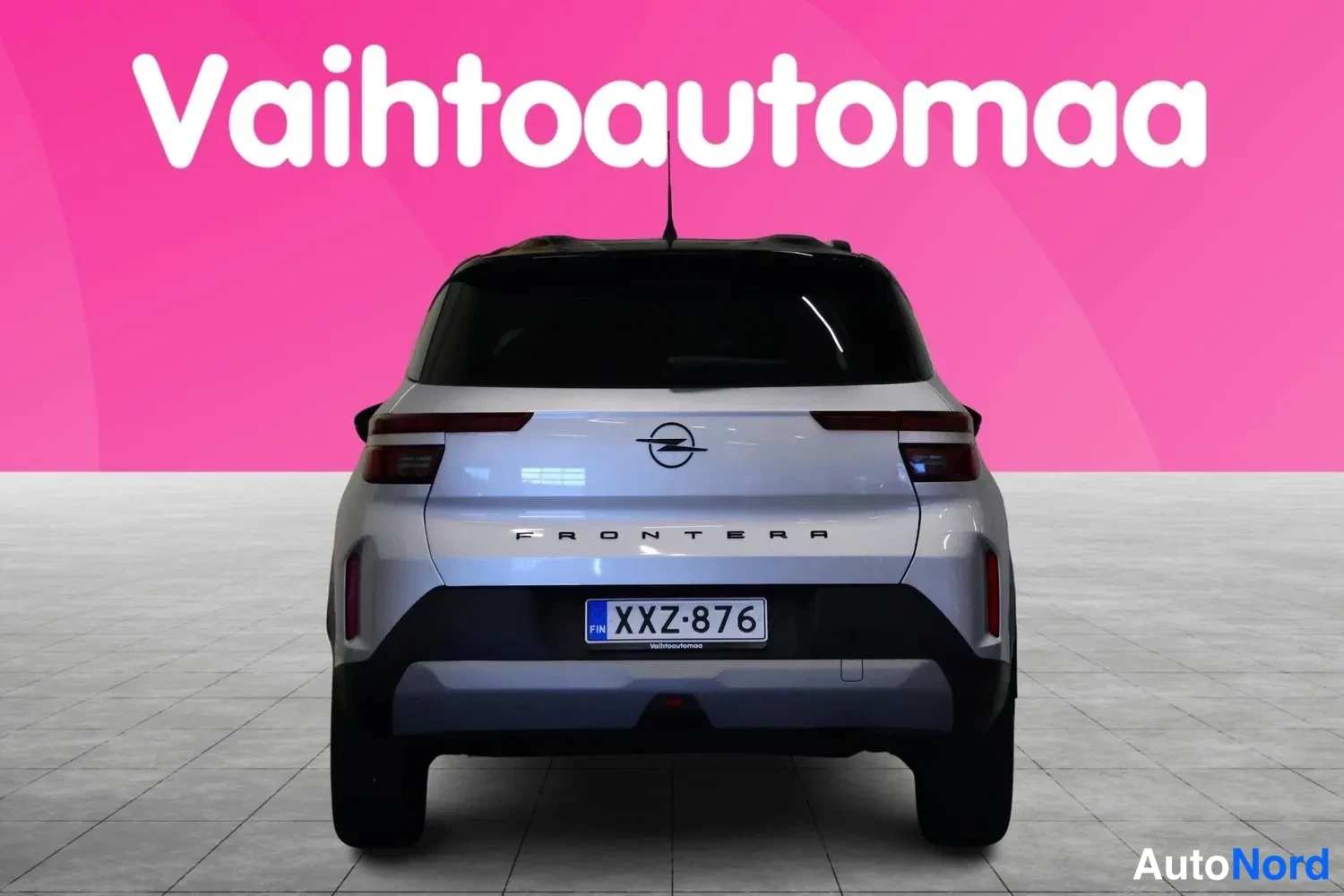 Takaa: Opel Frontera suoraan takaa, Opel-logo ja Frontera-teksti takaluukussa, rekisteritunnus.