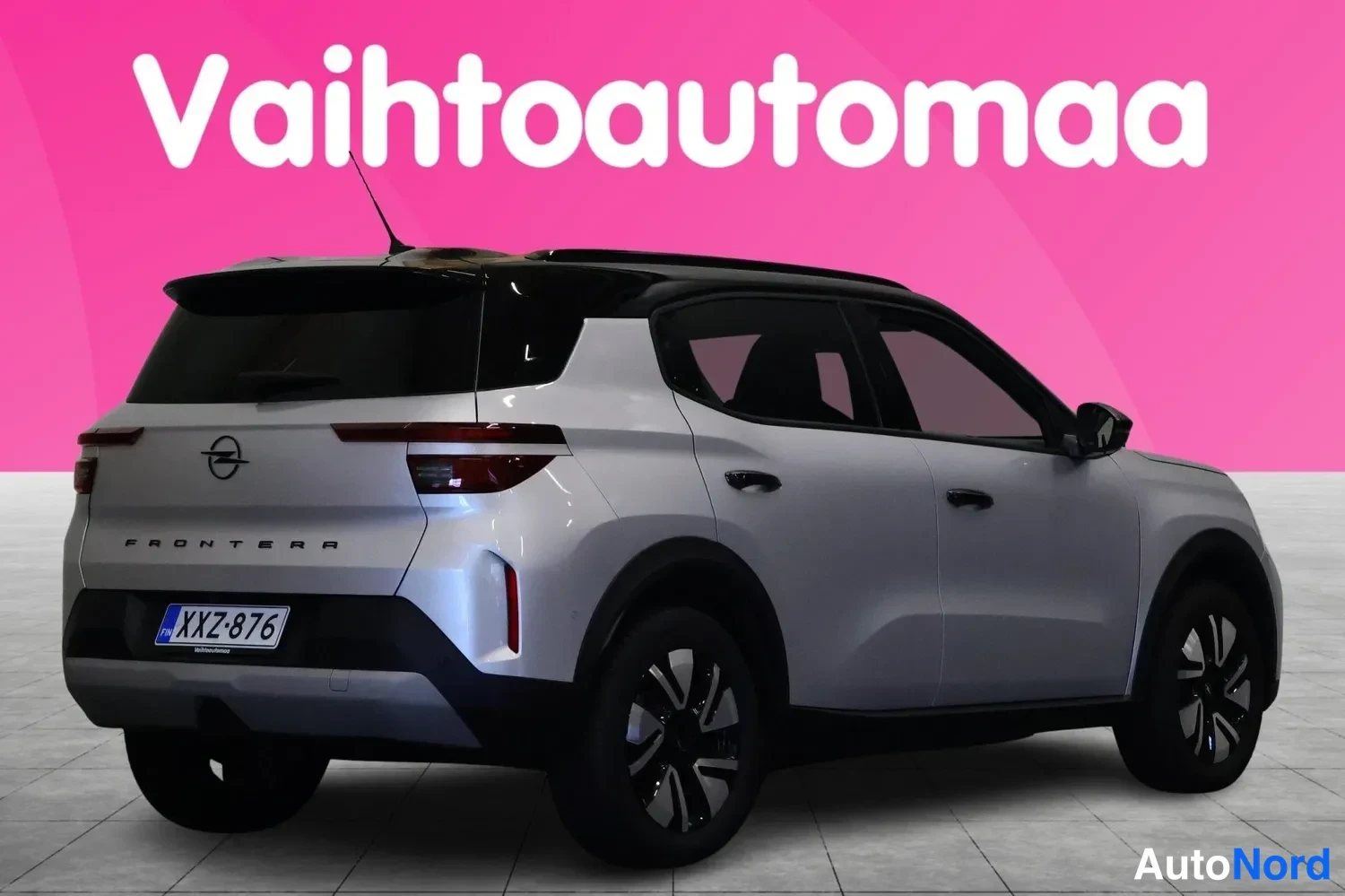 Takaviisto: Hopeanharmaan Opel Fronteran takaosan kolmasosan kuva: takavalot, bootin kannella FRONTERA-teksti ja rekisterikilpi näkyvät, musta katto ja lokasuojat.