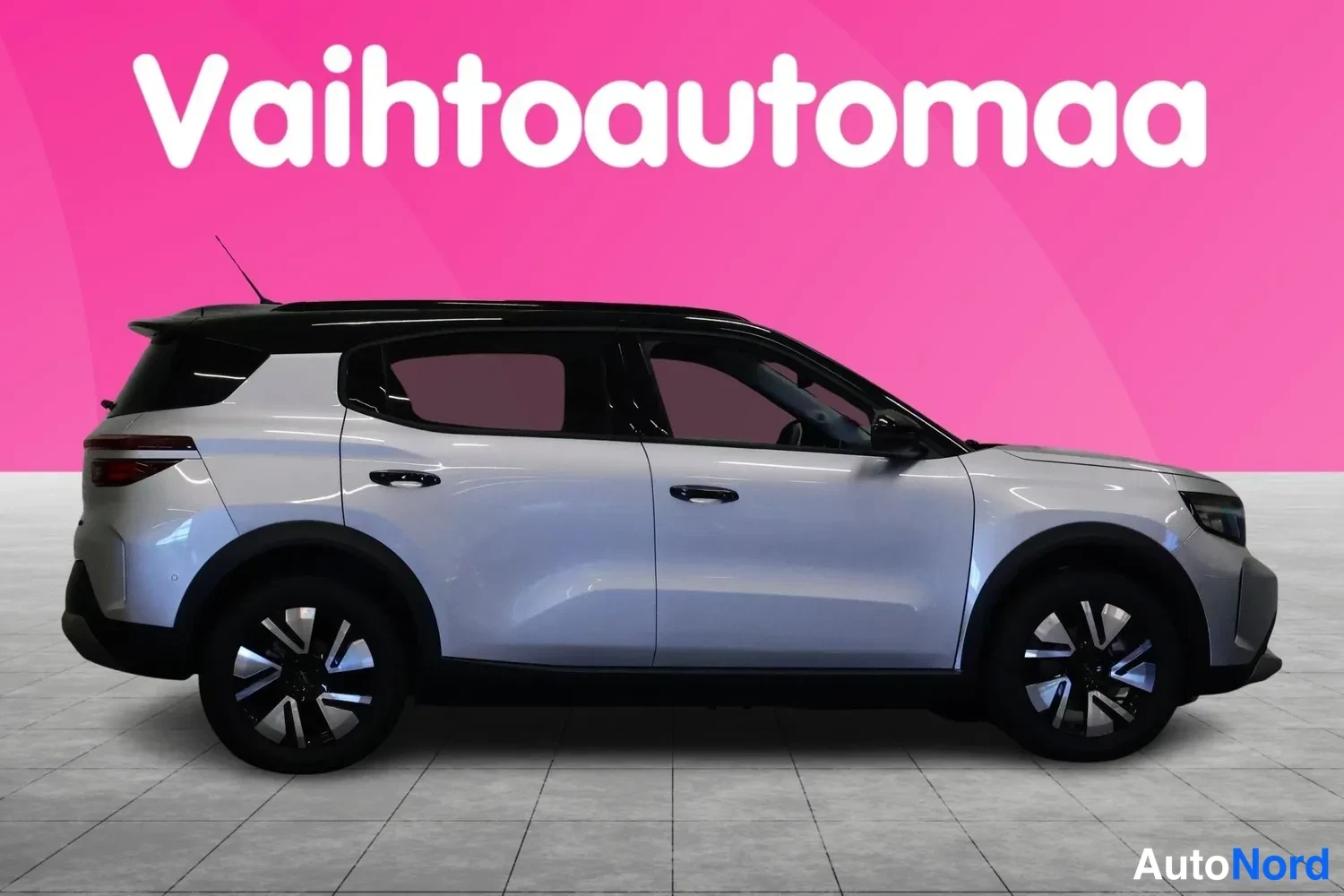 Sivulta: Sivukulma hopeanharmaasta Opel Fronterasta, joka on katkaistuna mustalla katolla; molemmat ovipaneelit ja pyörät näkyvät vaaleanpunaisella taustalla.