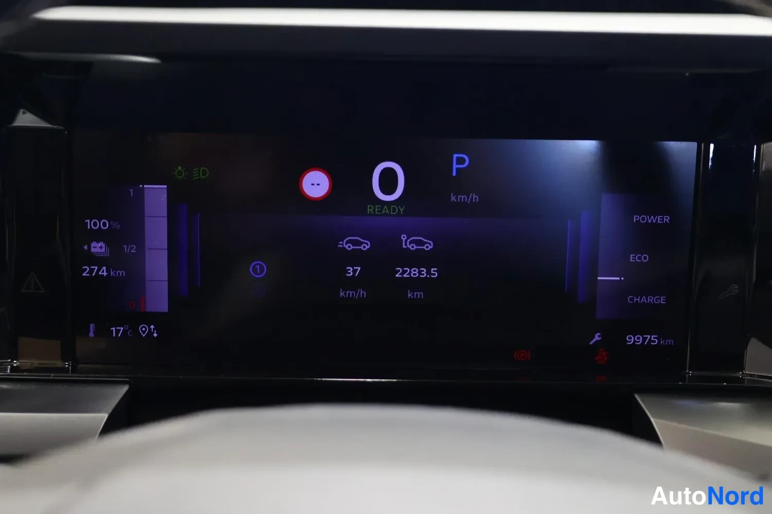 Muu: Mittariston näyttö: READY-merkintä, P-vaihde, 0 km/h, 274 km ja 2283,5 km lukemat sekä POWER/ECO/CHARGE-tilat