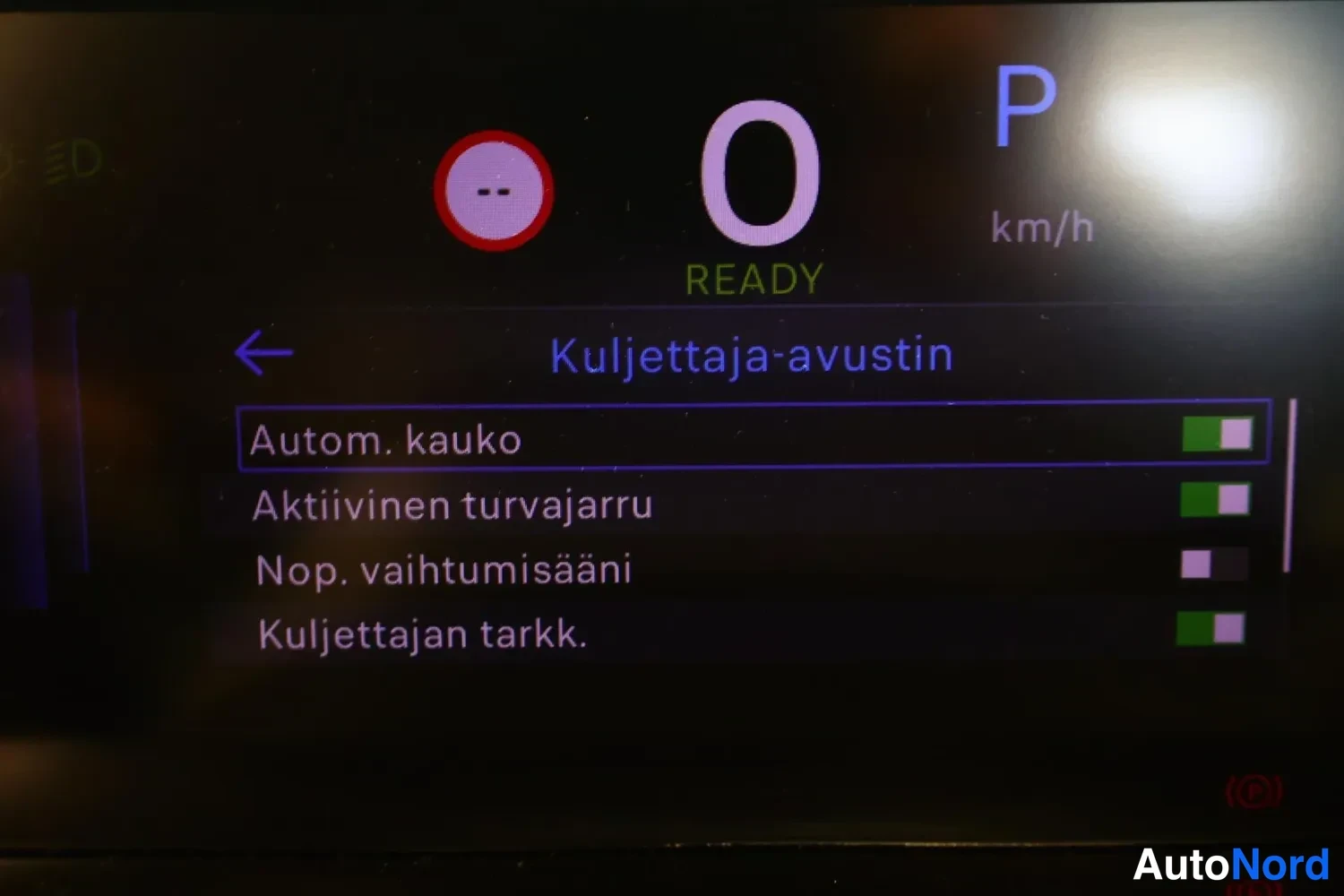Muu: Infotainment-näyttö: Kuljettaja-avustin -valikko, jossa asetukset Autom. kauko, Aktiivinen turvajarru, Nop. vaihtumisääni ja Kuljettajan tarkk.