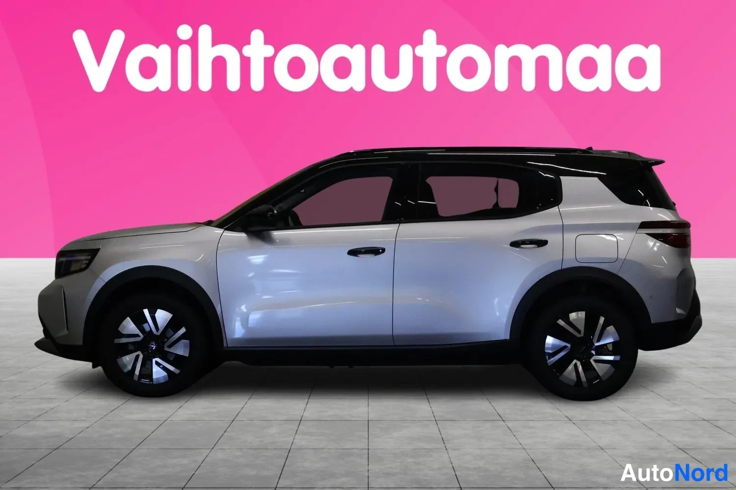 Sivulta: Opel Fronteran sivuprofiili oikealta puolelta, hopea koriväri ja musta katto.