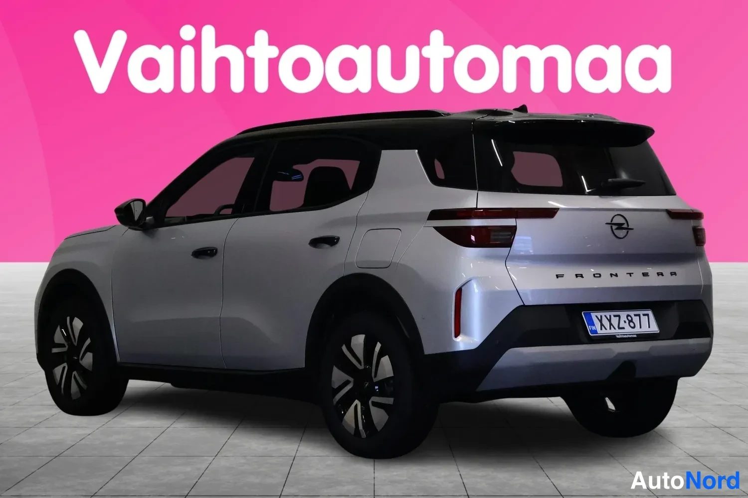 Takaviisto: Opel Fronteran takanurkka, takavalojen yhtenäinen valopalkki, Opel-merkki ja FRONTTERA-teksti takaluukussa, rekisterikilpi.