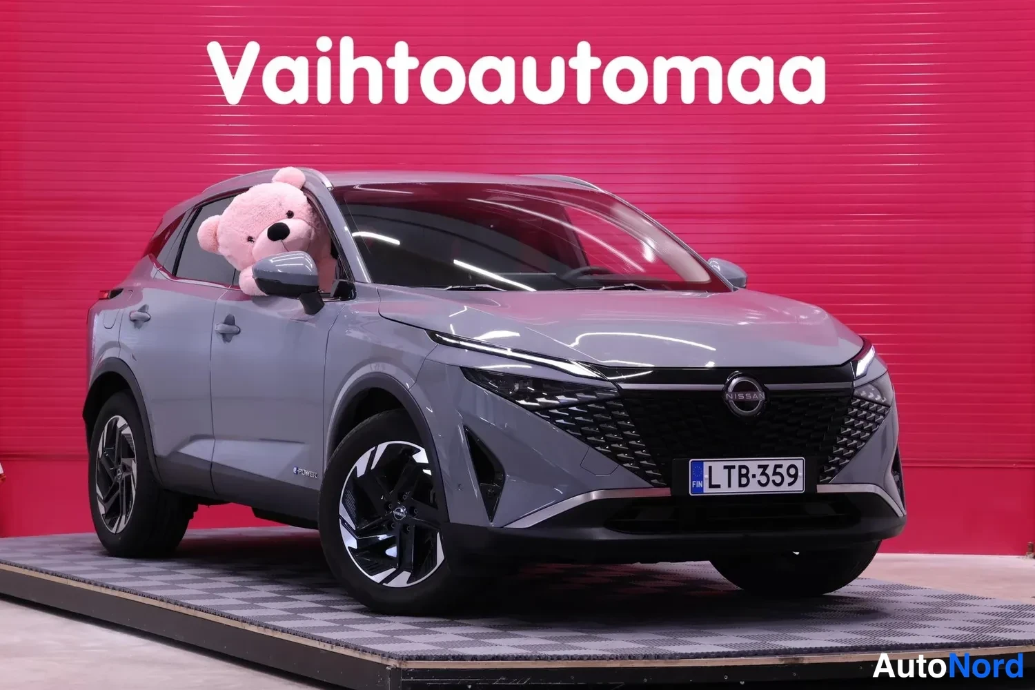 Etuviisto, nokka oikealle: Nissan Qashqai harmaana etuosa kolmessa neljäsosassa oikealta, rekisterikilpi, pinkissä kuvastudiossa.