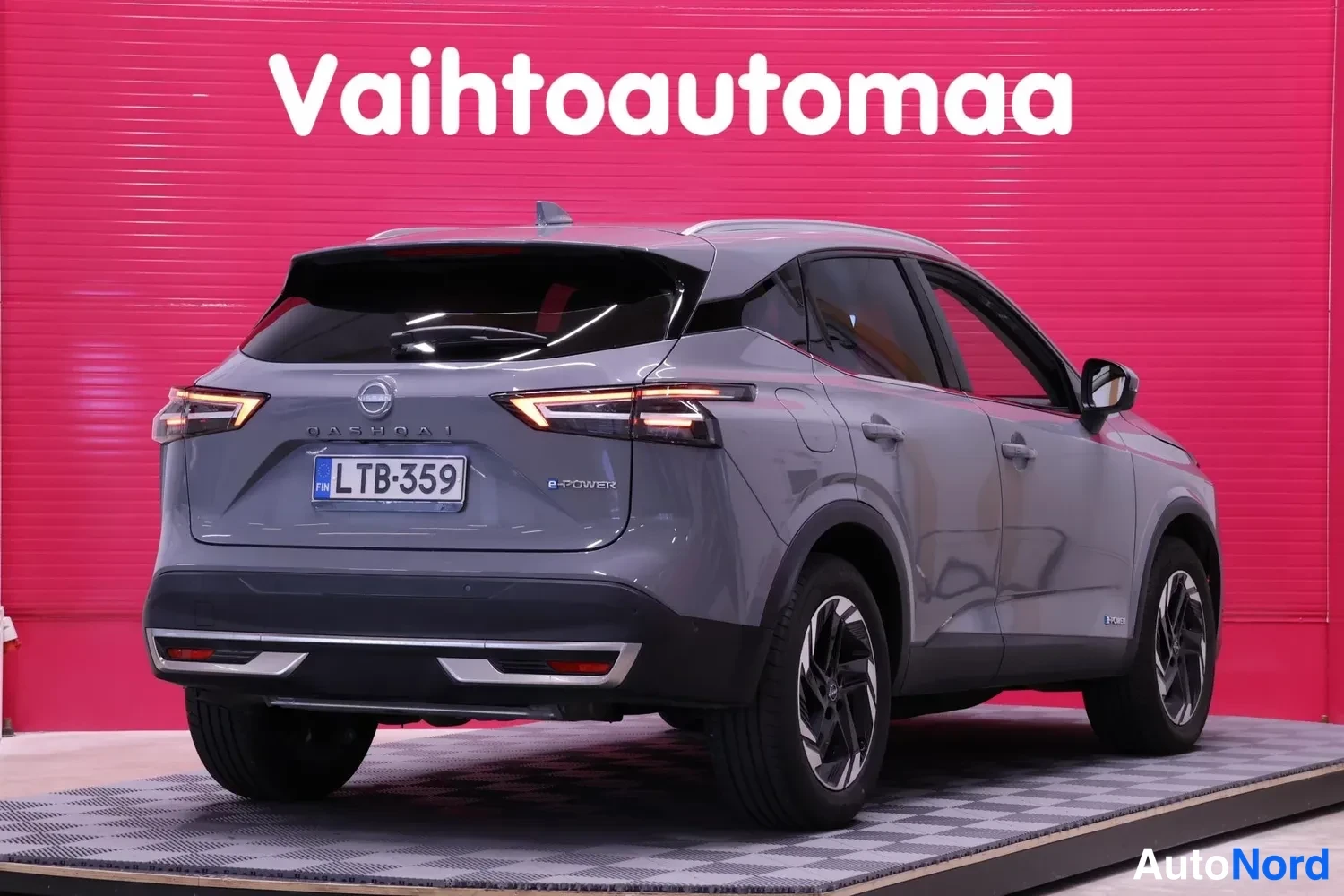 Takaviisto: Nissan Qashqai takaosa kolmessa neljäsosassa vasemmalta, rekisterikilpi, pinkissä kuvastudiossa.