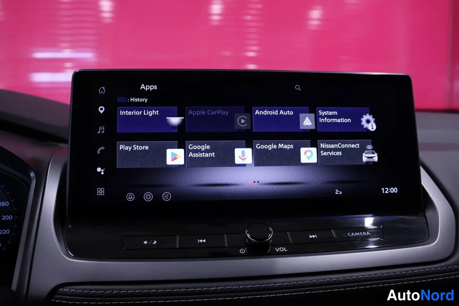 Muu: Auton infotainment-näyttö näyttää Apps-valikon, jossa ovat muun muassa Apple CarPlay, Android Auto, Google Maps ja NissanConnect Services; kellonaika 12:00.