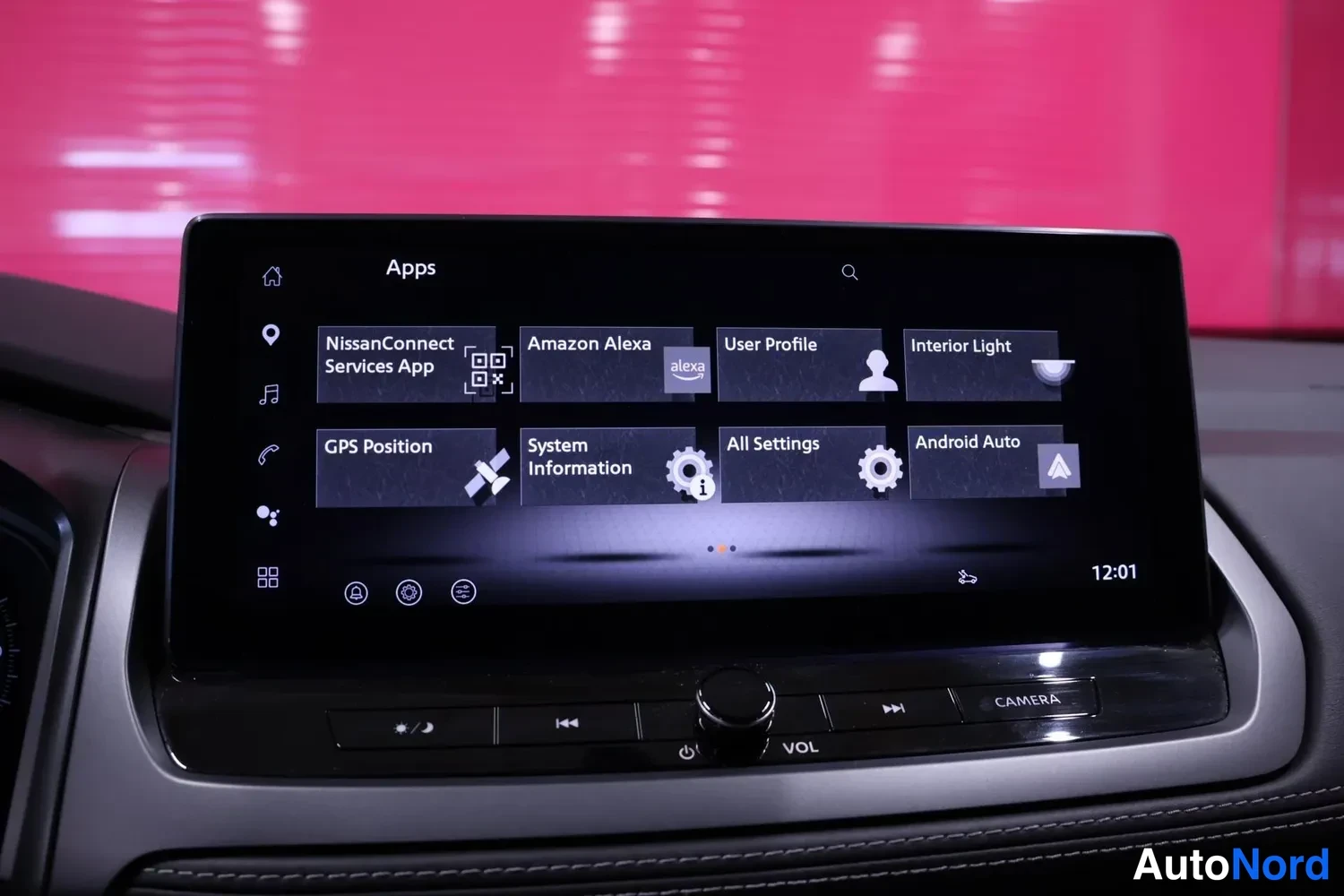 Muu: Infotainment-näytön Apps-sivu näyttää sovellukset, kuten NissanConnect Services App, Amazon Alexa, Android Auto ja All Settings; kellonaika 12:01.