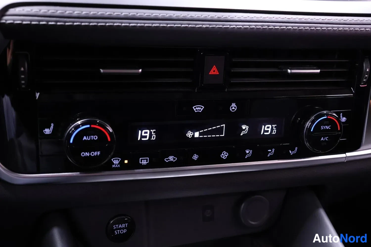 Muu: Autojakomonitori näyttää 19 °C:n lämpötilat molemmin puolin, keskellä tuuletus- ja lämmitystoiminnot, AUTO- ja ON-OFF-painikkeet vasemmalla sekä SYNC- ja A/C-pa