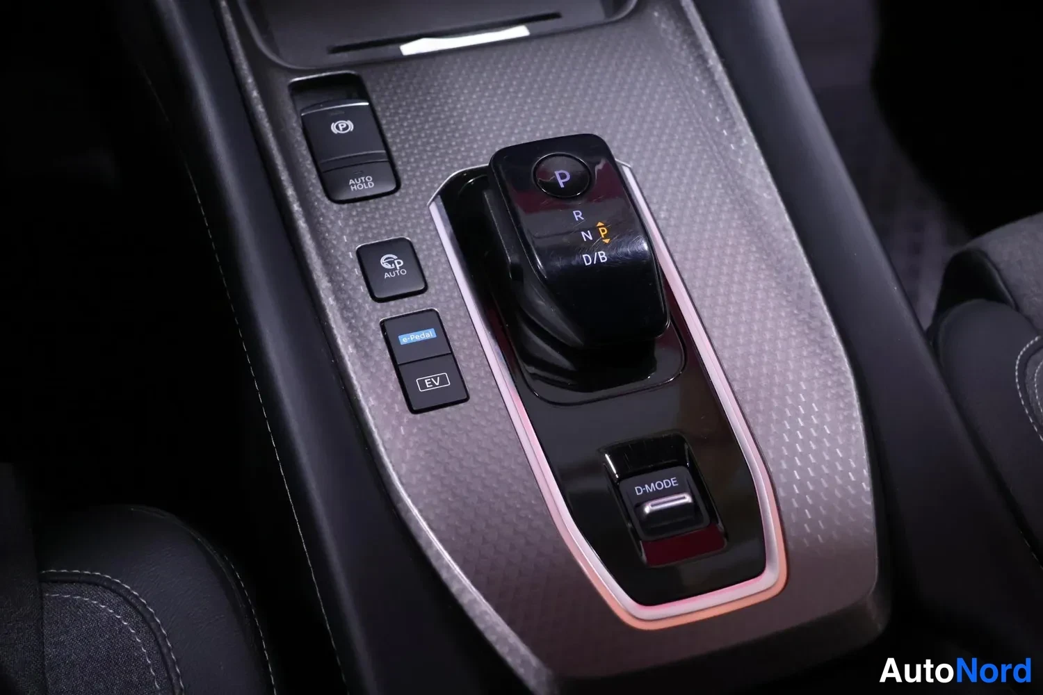 Muu: Auton keskikonsoli: vaihteenvalitsin P-R-N-D/B ja painikkeet Auto Hold, e-Pedal Step, e-Power, EV ja D-MODE.