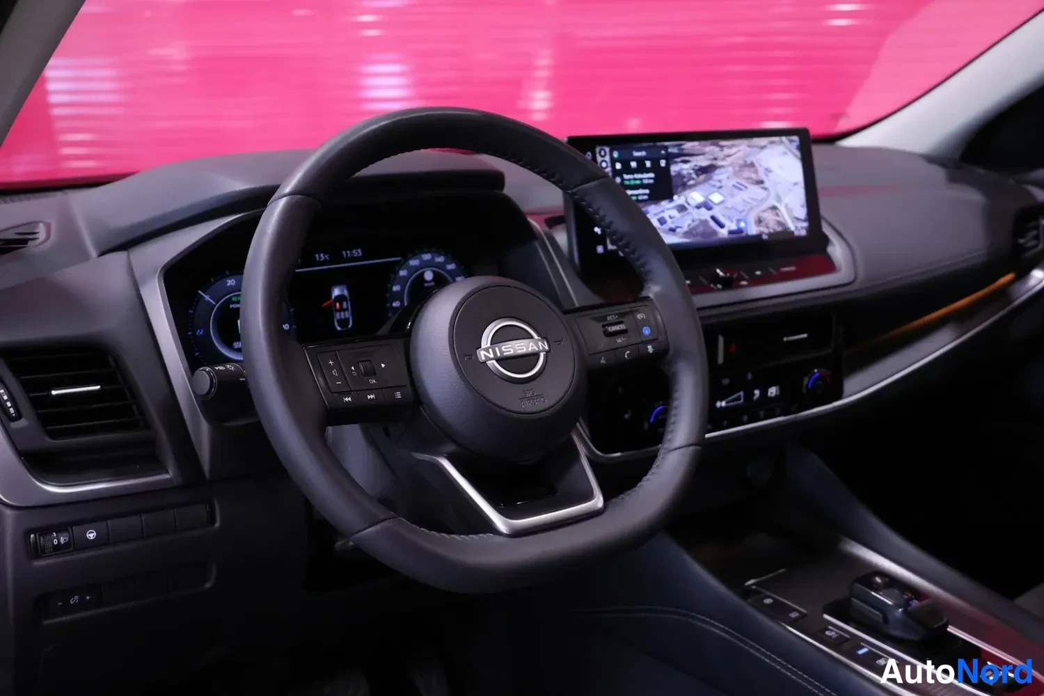 Muu: Ohjaamon etualakenkulma: Nissan-merkkinen ohjauspyörä, nestekidenäyttö ja keskitörmäyksen taustakameraa näyttävä kosketusnäyttö.