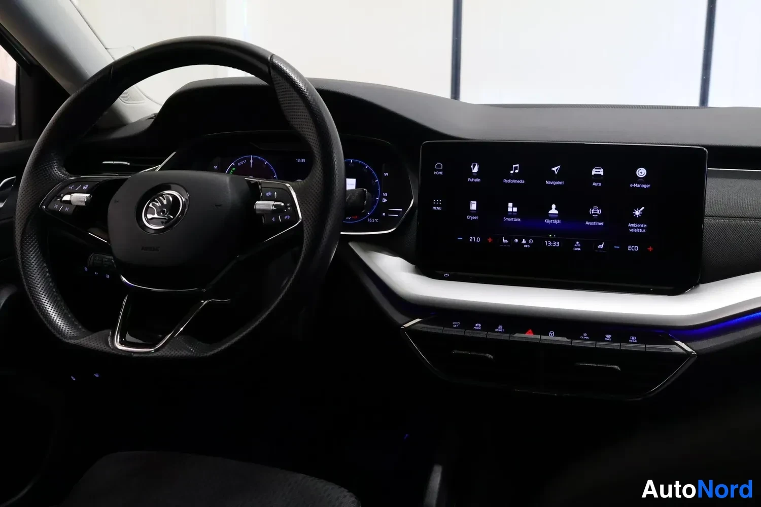 Muu: Kojelaudan näkymä: kosketusnäytön valikot (Radio, Navigointi, Auto) ja ohjauspyörä.
