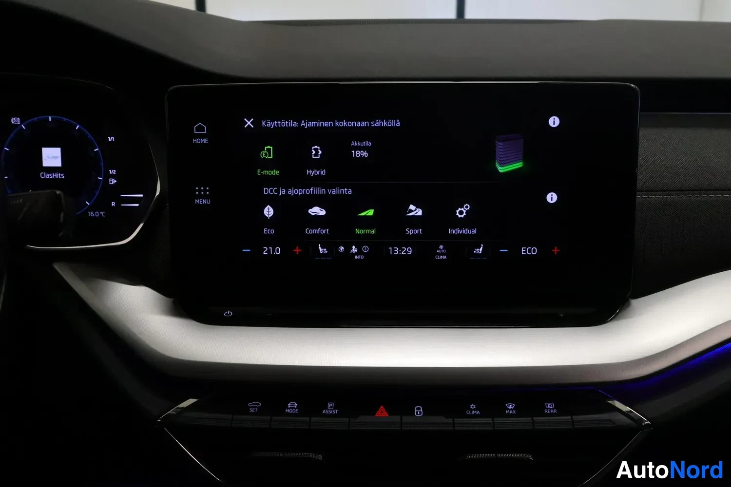 Muu: Infotainment-näyttö: yleiskäyttö 'Ajaminen kokonaan sähköllä', akku 189 km ja ajoprofiilin valinta.