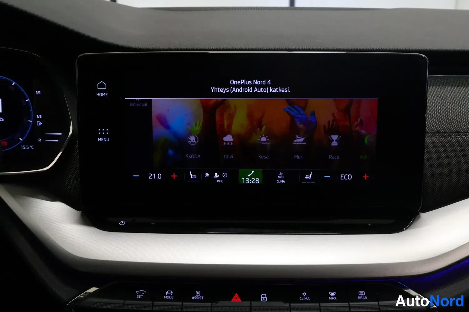 Muu: Kojeistron keskirivin infotainment-näyttö, jolla teksti 'OnePlus Nord 4 – Yhteys (Android Auto) katkesi.', alapalkissa lämpötila 21.0, kello 13.28 ja ECO-tila;