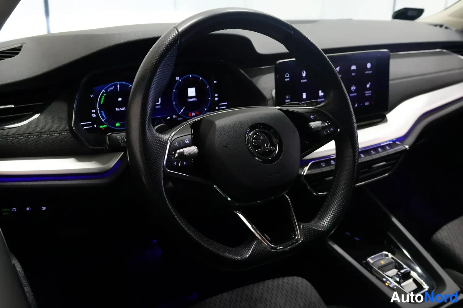 Muu: Ohjaamon näkymä: Skoda-merkkinen ohjauspyörä, digitaalinen mittaristo ja kosketusnäyttö.