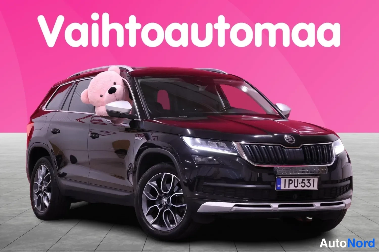Etuviisto, nokka oikealle: Musta Skoda Kodiaq kolmesta neljänneksestä edestä vasemmalla, rekisteritunnus.