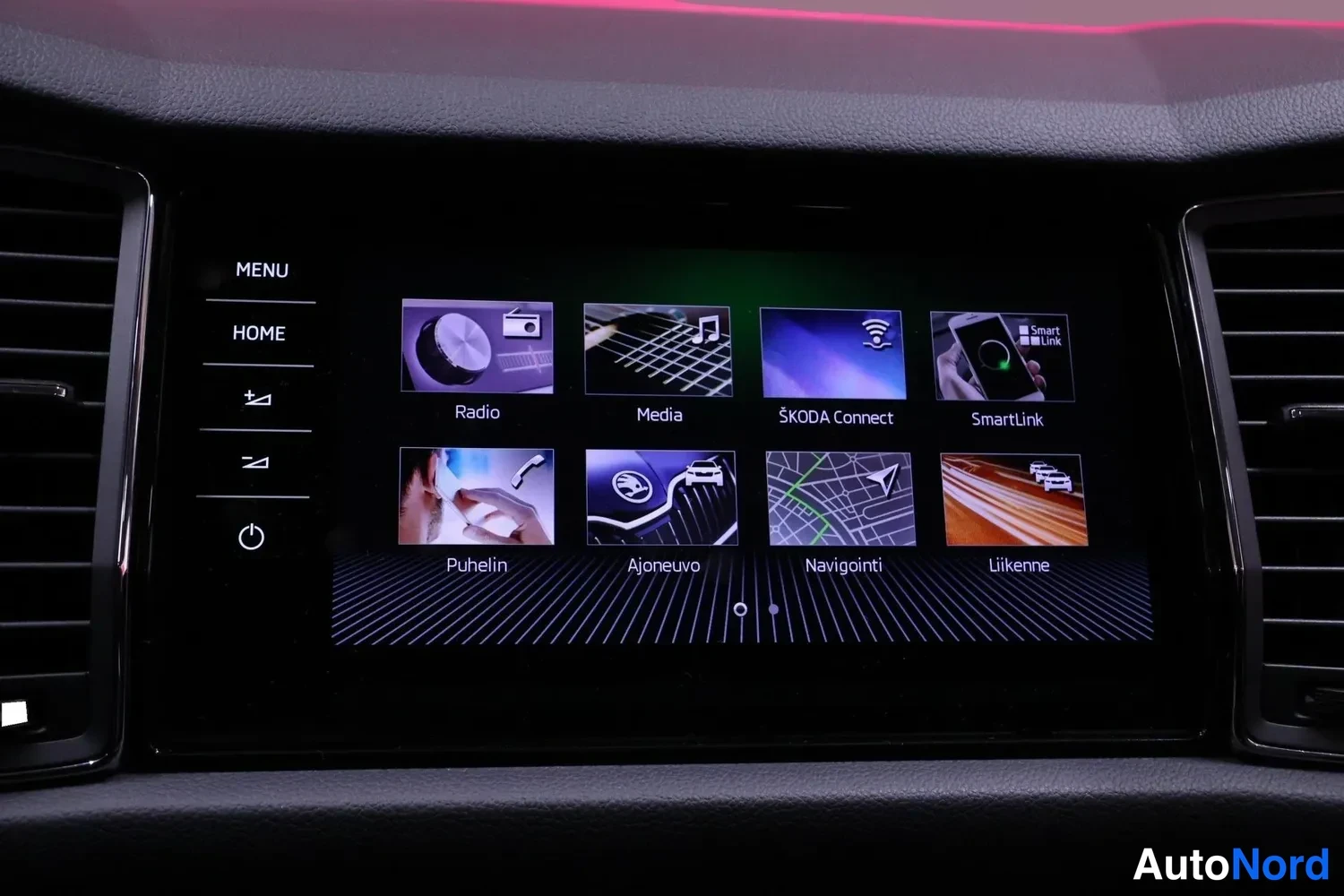 Yksityiskohta: Infotainment-näytön päävalikko, jossa Radio, Media, ŠKODA Connect, SmartLink, Puhelin, Ajoneuvo, Navigointi ja Liikenne.
