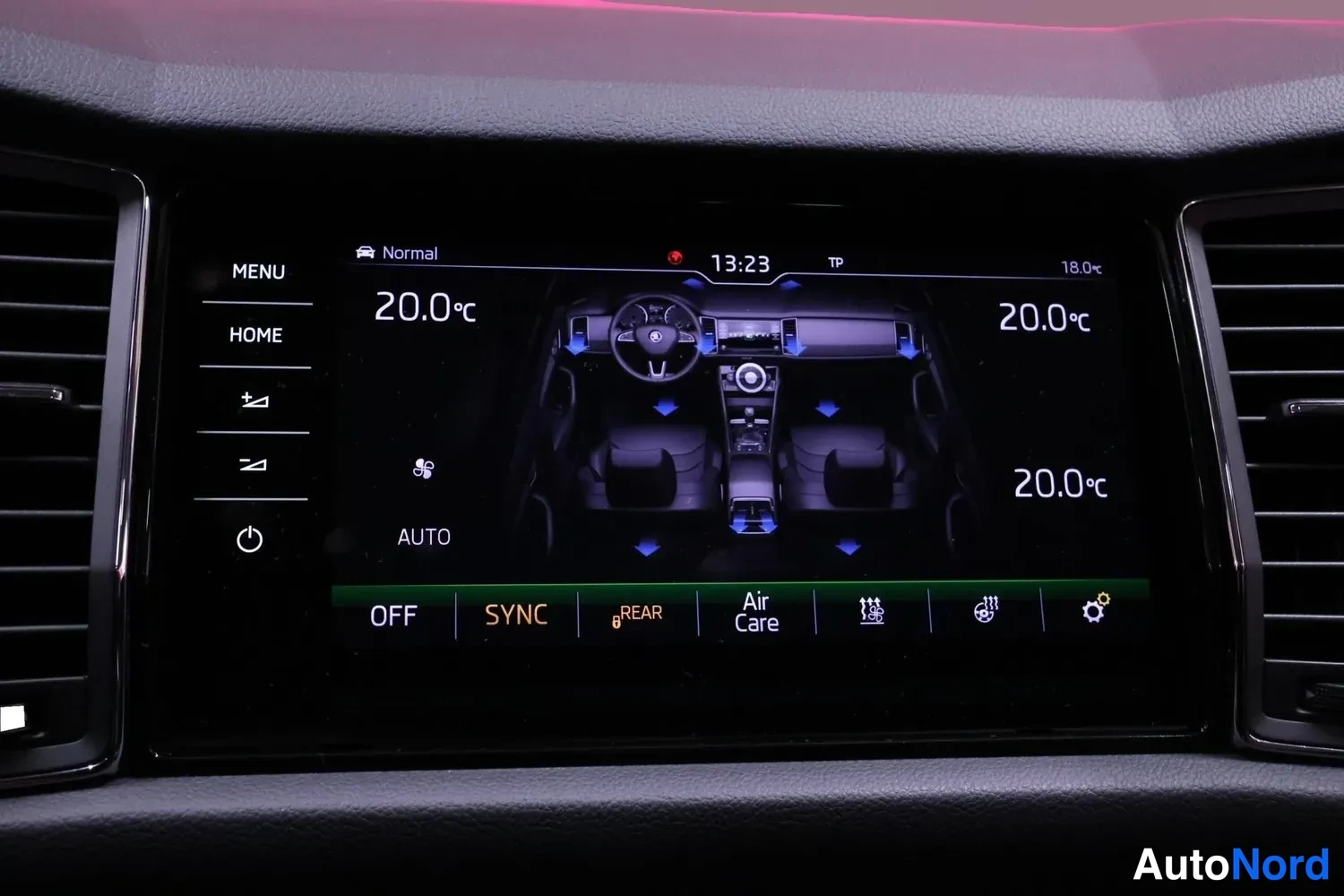 Yksityiskohta: Kaksivyöhykkeinen automaattinen ilmastointi näytössä, lämpötilat 20,0 °c etu- ja takaosassa, AUTO-tila ja REAR-asetus.
