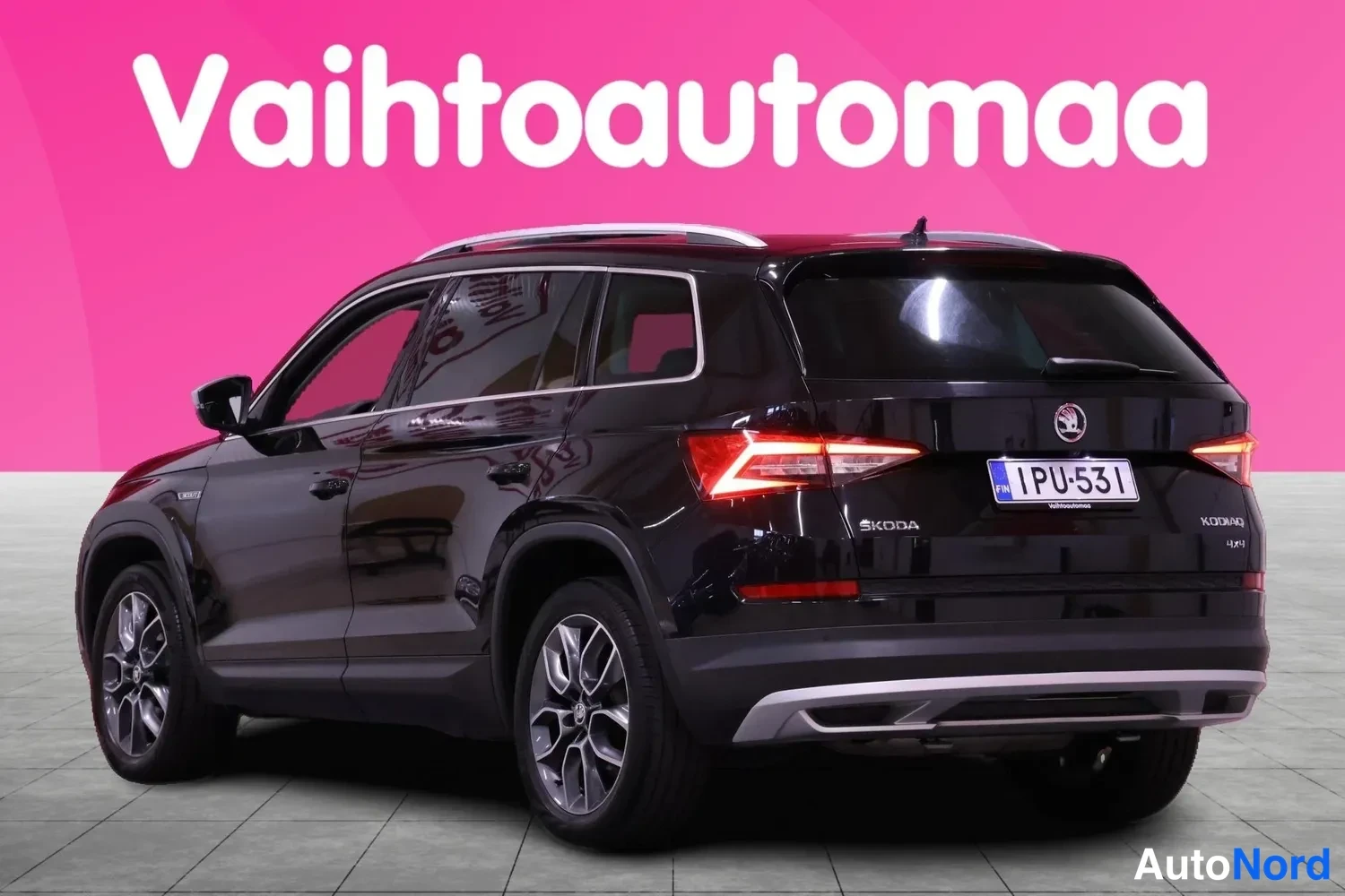 Takaviisto: Mustan SUV:n takakulma; rekisteri, kattokaiteet ja LED-takavalot näkyvät.