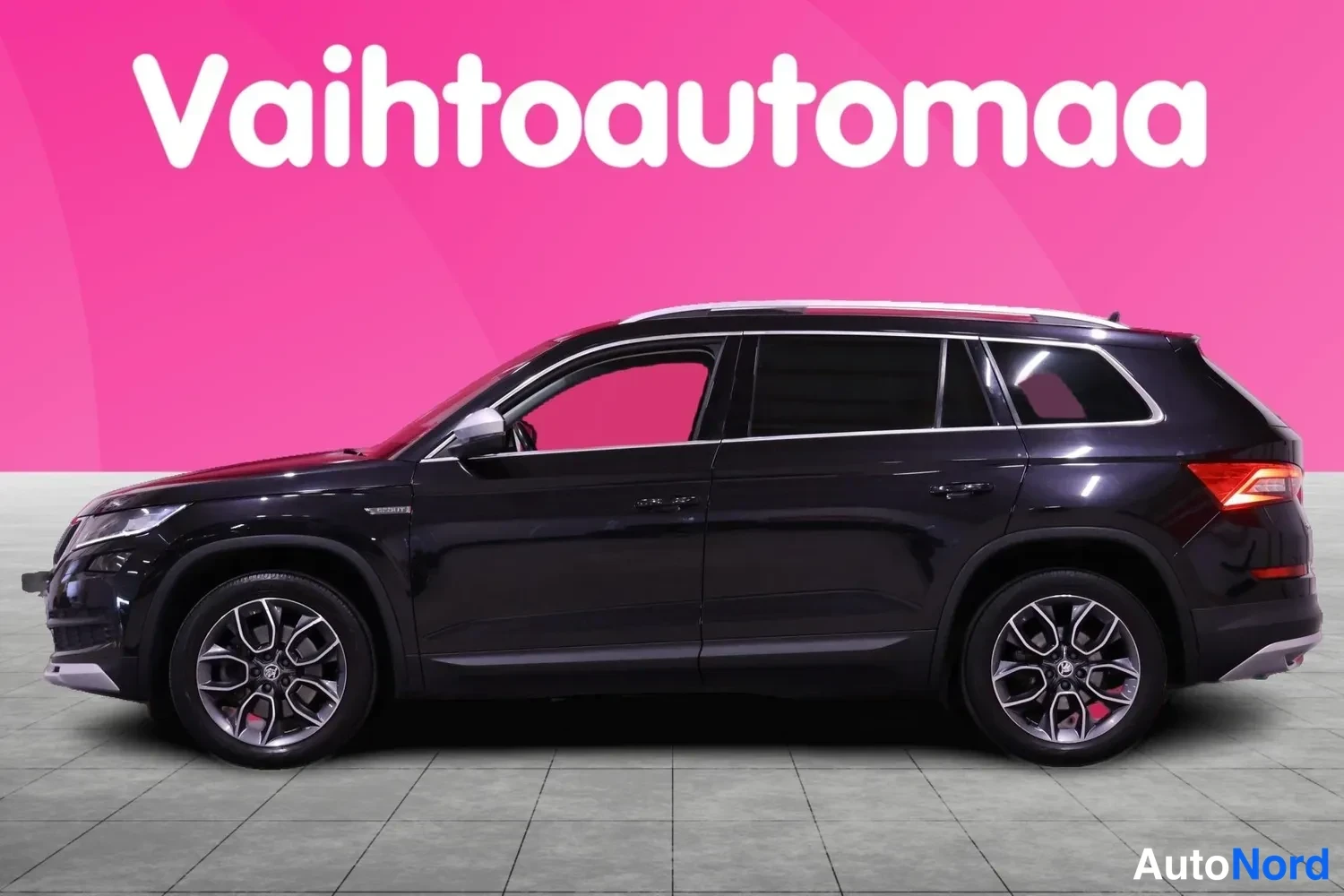 Sivulta: Mustan SUV:n sivuprofiili; konekanssi ja ovet näkyvät, pyörät ja ikkunat kuvattuna.