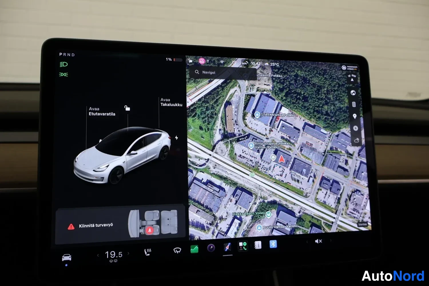 Muu: Tesla-näytön navigointinäkymä kartalla; vasemmalla autokuva ja valikot 'Avaa Etutaravtila' ja 'Avaa Takauluuku' sekä varoitus 'Kliinitti turvavyö'.