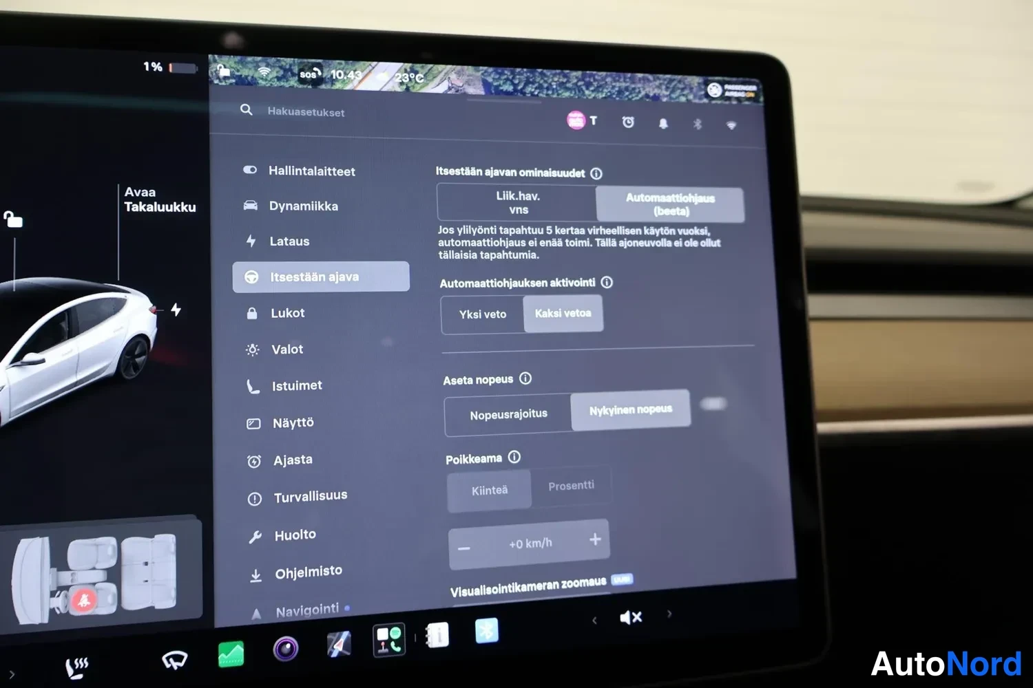 Muu: Tesla Model 3:n näyttö näyttää 'Itsestään ajava' -asetukset -sivun, jossa valittuna 'Kaksi vetoa' -automaattijarrutus (beeta) ja 'Nykyinen nopeus' -nopeusrajoit