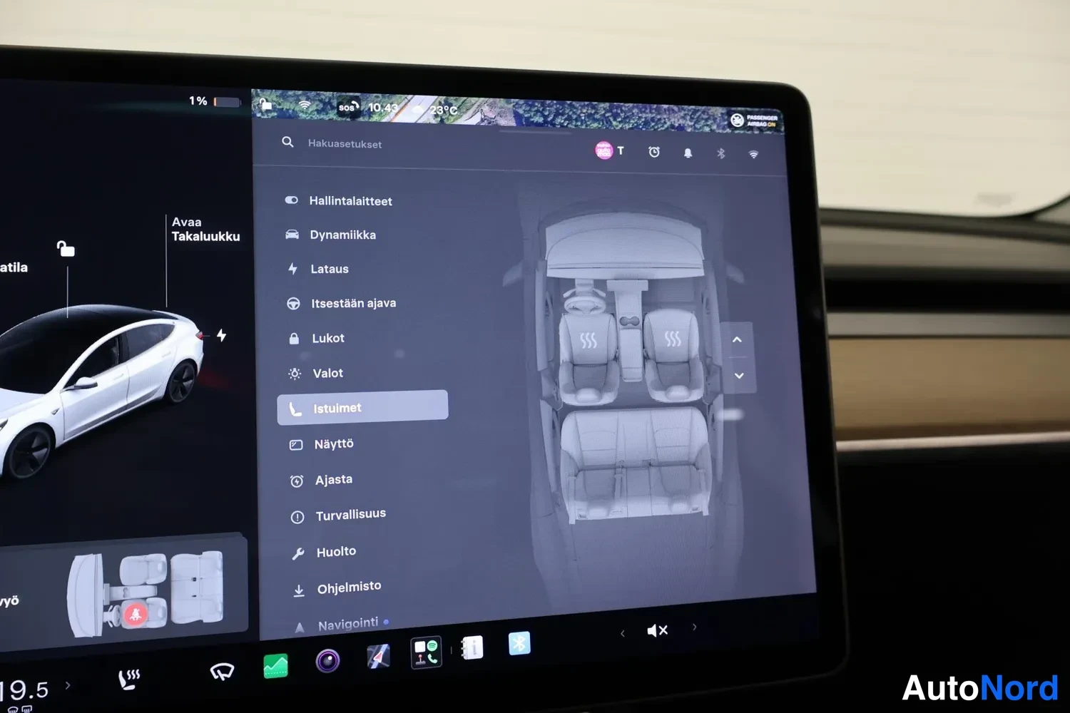 Muu: Tesla Model 3:n näytön istuimet-asetussivu, jossa esitellään auton istuimet ylhäältä päin istuinten lämmitysasetuksilla.