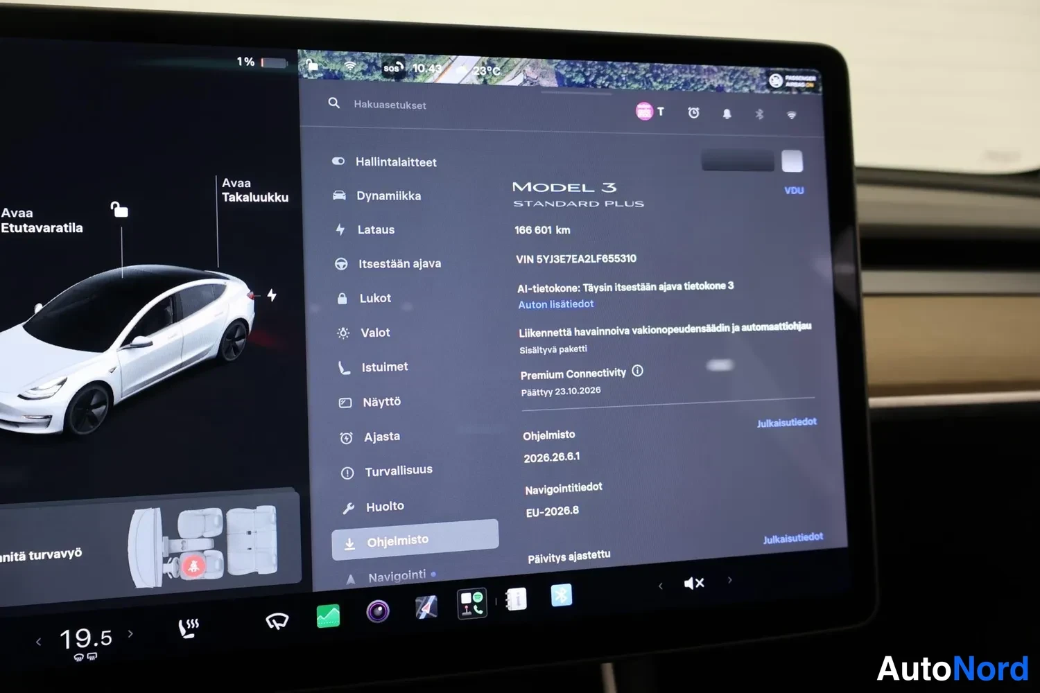 Muu: Tesla Model 3:n näyttö näyttää 'Ohjelmisto' -sivun: MODEL 3 STANDARD PLUS, 166 601 km, VIN 5YJ3E7EA2LF685310, ohjelmisto 2026.26.6.1, Premium Connectivity päätt