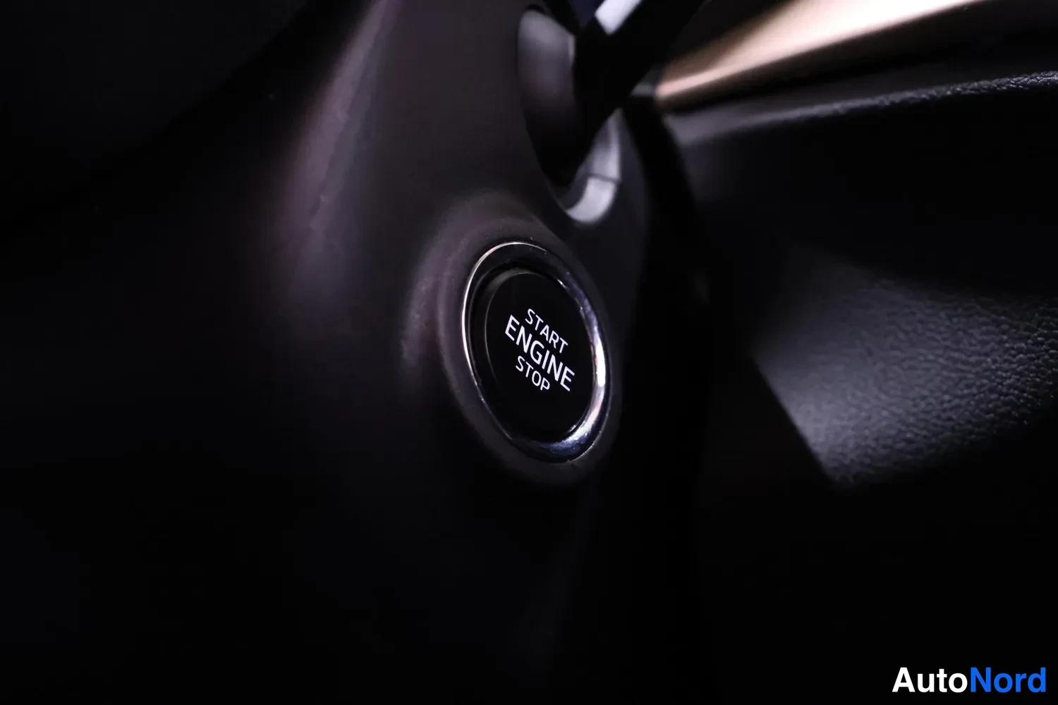 Yksityiskohta: Start Engine Stop -käynnistyspainike kojelaudassa lähikuvassa.