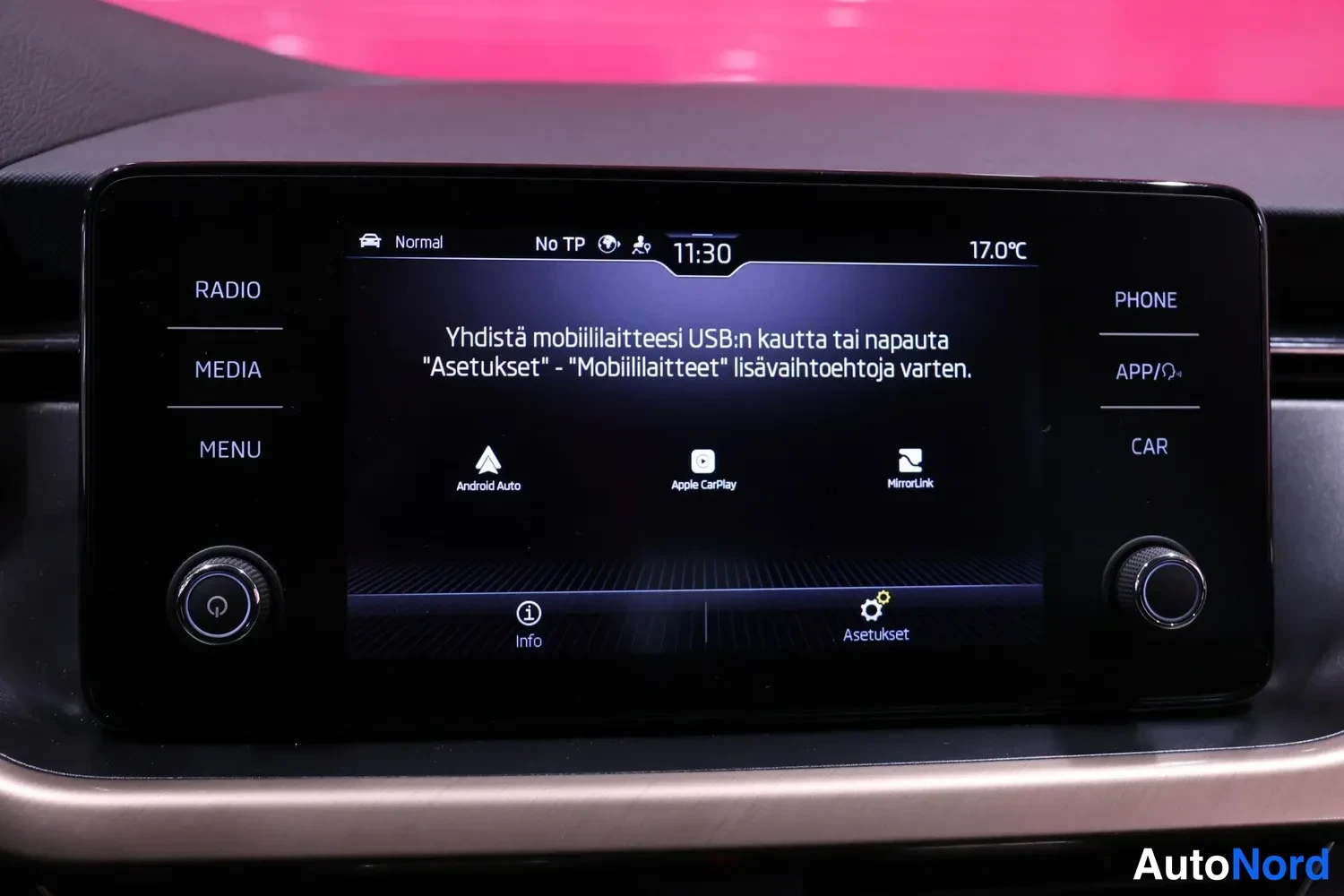 Muu: Kosketusnäyttö näyttää mobiililaitteen yhdistämisohjeen ja kuvakkeet Android Auto, Apple CarPlay ja MirrorLink, kello 11:30 ja lämpötila 17,0 °C.