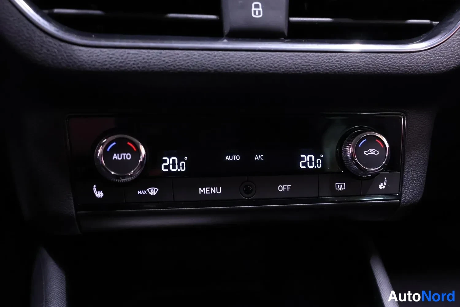 Muu: Näytön alla oleva ilmastointipaneeli kahdella pyörittimellä ja näytöllä 'AUTO', 'A/C', lämpötilat 20.0° molemmin puolin sekä painikkeet MENU, OFF ja Max -lasi-r