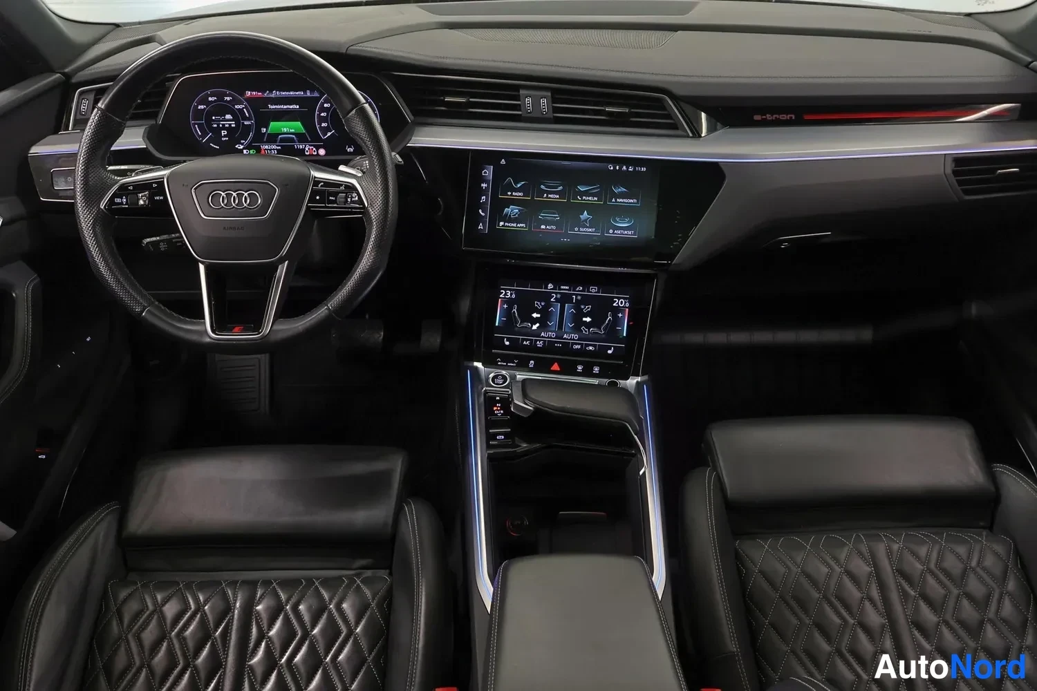 Muu: Audi e-tron S 2022 — Interiööri: ohjaamo etupäin, quilting-ompeleet penkeissä, kaksi kosketusnäyttöä ja digimittaristo.