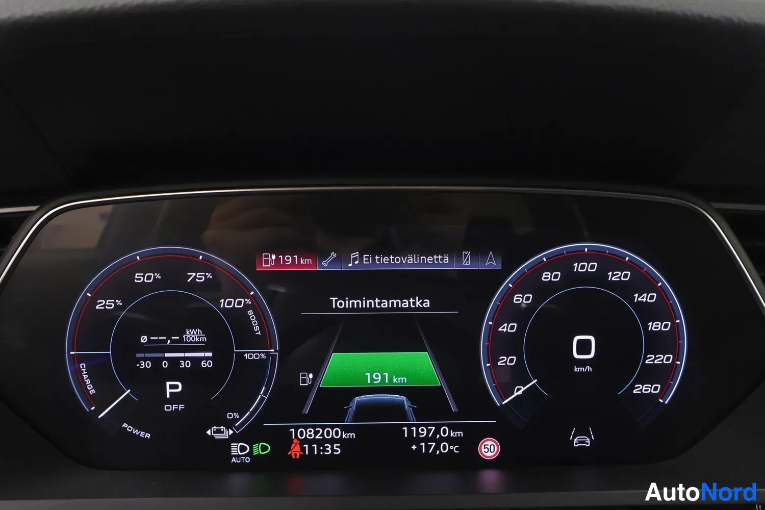Yksityiskohta: Digitaalinen mittaristo näyttää 108200 km matkan, 191 km toimintamatkan ja ladattavan sähköauton tiedot.
