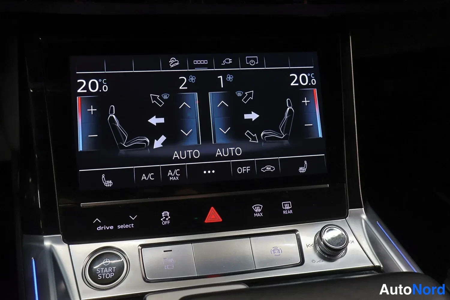 Muu: Audi e-tronin ilmastointinäkymä keskinäytöllä: kaksivyöhykeilmastointi asetuksilla 20 °C ja 20 °C, A/C- ja AUTO-painikkeet sekä start/stop-kytkin ja drive selec