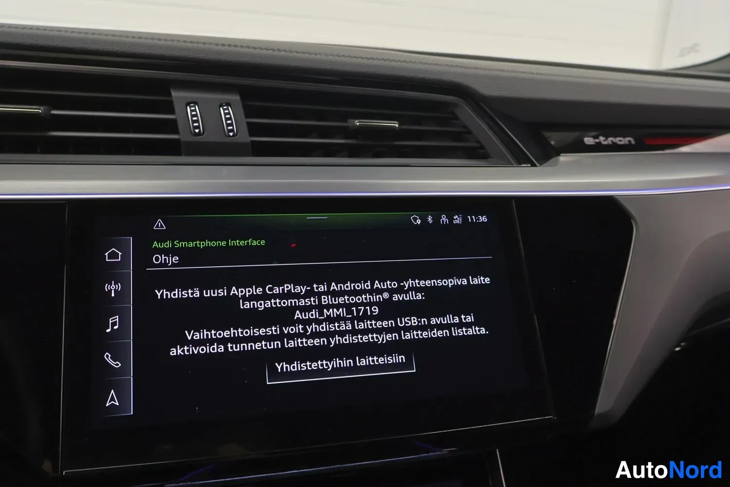 Muu: Audi e-tronin keskinäytös näyttää Audi Smartphone Interface -ohjeen, jossa neuvotaan Apple CarPlay- tai Android Auto -laitteen yhdistämisestä Bluetooth- tai USB