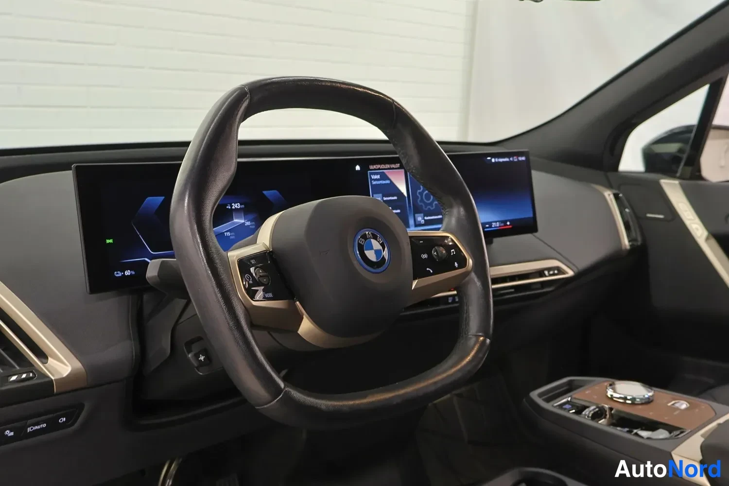 Muu: BMW-ohjauspyörä ja leveä infotainment-näyttö, keskikonsolin säätimet