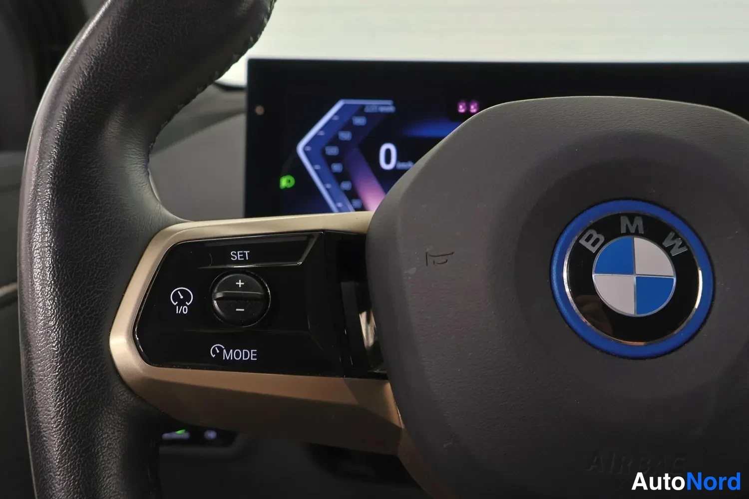 Muu: Ohjauspyörä BMW-merkillä ja SET/MODE-painikkeilla, kulississa digitaalinen mittaristo.