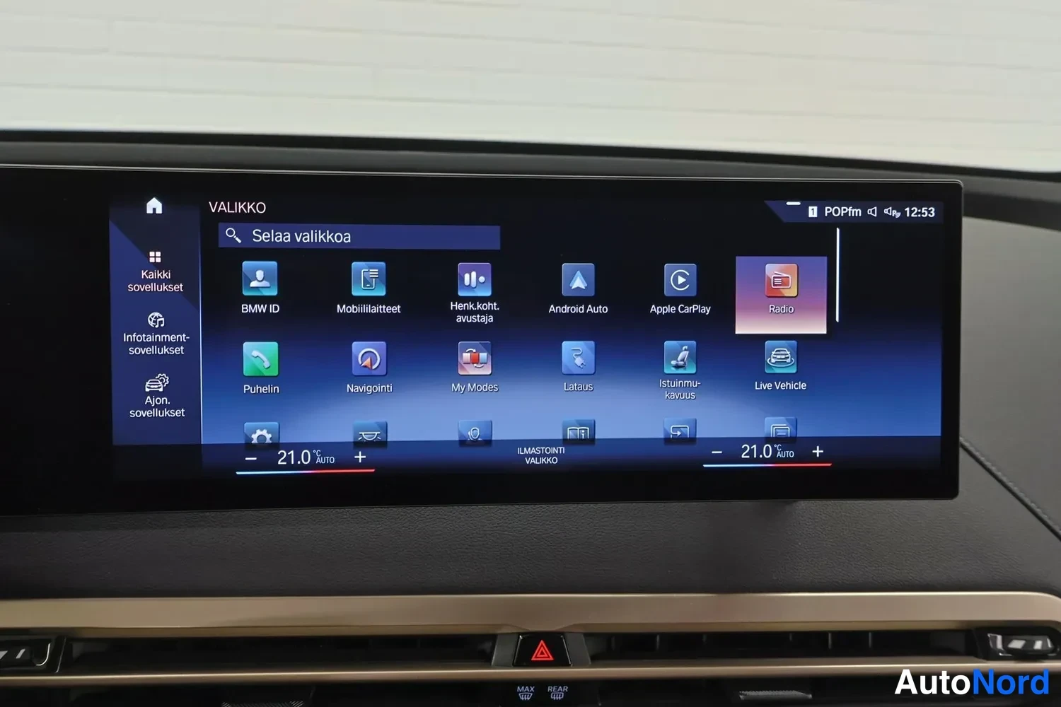 Yksityiskohta: Infotainment-näyttö, jossa näkyy valikko Apple CarPlayn, Android Auton, radion ja navigoinnin kuvakkeineen